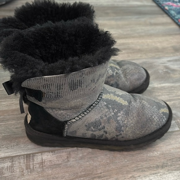 UGG Kids Bailey Bow Boots Snakeprint size 5 - Picture 1 of 8